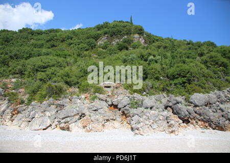 Dhermi Beach ist ein Dorf im Süden Albaniens in der Bashkia Himara. Auf dem Strand entlang hat ein touristisches Dorf entwickelt. Stockfoto