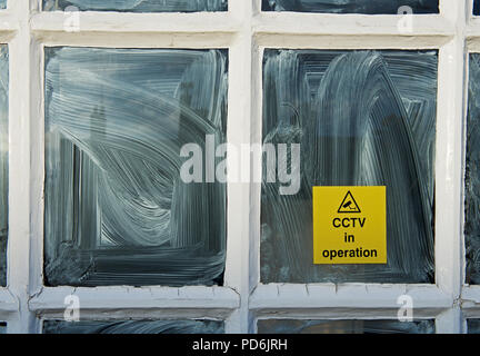 Anmelden - Videoüberwachung im Betrieb - auf Schaufenster, England Großbritannien Stockfoto