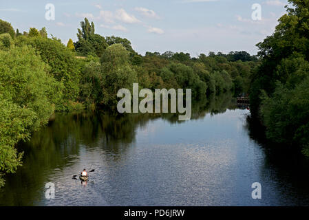 Mann in aufblasbare Kajak auf dem Fluss-T-Stücke, Yarm, North Yorkshire, England, Großbritannien Stockfoto