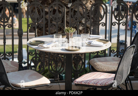 Serviert Tisch für vier Personen im Restaurant im Sommer. Stockfoto