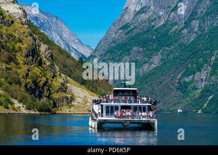 Batterie betriebene Fahrgastschiff, den ersten seiner Art, in den engen und berühmten norwegischen Fjord Naeroyfjorden, auf der Liste des Unesco Weltkulturerbes. Stockfoto