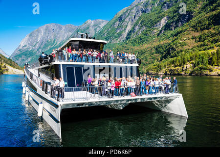 Batterie betriebene Fahrgastschiff, den ersten seiner Art, in den engen und berühmten norwegischen Fjord Naeroyfjorden, auf der Liste des Unesco Weltkulturerbes. Stockfoto