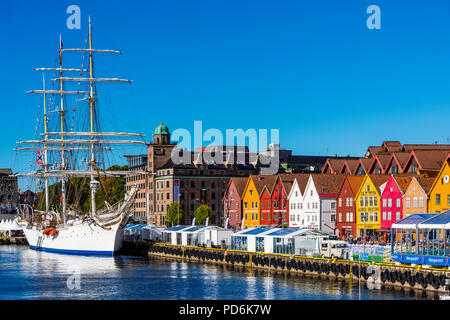 Das norwegische Schiff Statsraad Lehmkuhl in Bryggen in Bergen. Stockfoto