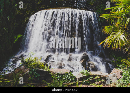 DUBLIN, Irland - August 4th, 2018: Blick auf die Iveagh Gardens' Wasserfall in Dublin City Center shot in vollen Sommer Stockfoto