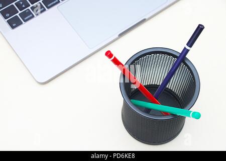 Modernen Laptop und Bunte Bleistifte in Halter auf hellem Holztisch. Zurück zu Schule Konzept Hintergrund Stockfoto