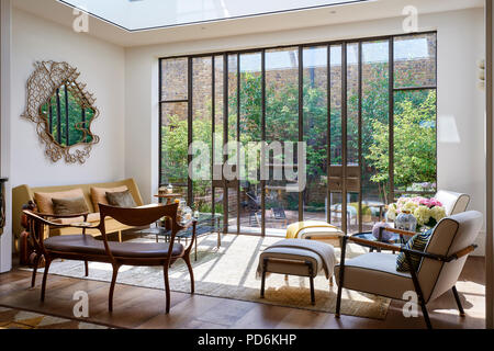 Vintage gurniture mit dekorativen goldgerahmten Spiegel in doppelter Höhe Fenster mit Türen. Stockfoto