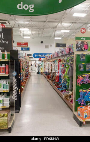 Kunden in Hund Spielzeug Gang, PetSmart pet store, Kennewick, Washington, USA Stockfoto