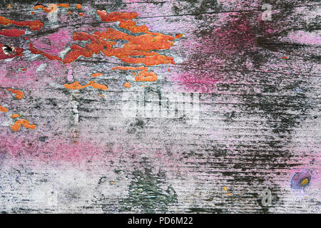 Holz Textur mit Farbe abgeblättert. Abblätternde Farbe. Holz grunge Hintergrund. Risse Färbung auf Holz- wand. Rosa und orange Farben auf Bestrahlen. Stockfoto