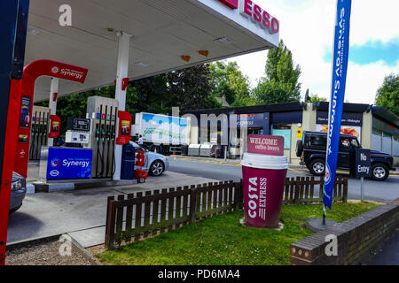 Tesco Express garage und Shop, Street Scene, Sheffield, South Yorkshire, England, Großbritannien Stockfoto