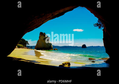 Cathedral Cove Rock auf die perfekte malerischen Strand der Coromandel Halbinsel Blick aus der Höhle Stockfoto