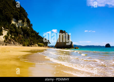 Cathedral Cove Rock auf die perfekte malerischen Strand der Coromandel Halbinsel Stockfoto