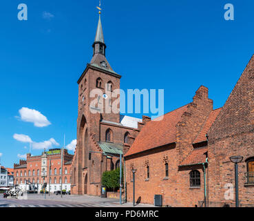 St Knut's Kathedrale (Sankt Knuds Kirke) und Rathaus (Rådhus), Odense, Fünen, Dänemark Stockfoto