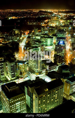 Vie über Auckland vom Skytower bei Nacht, in der alle Straßenlaternen und Bürogebäuden n den verkehrsreichsten Punkt von Neuseeland Stockfoto