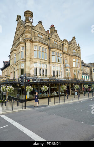 Außen an der berühmten Betty Cafe mit viktorianischen Gusseisen Vordach, über die Parliament Street, Harrogate, North Yorkshire Stockfoto