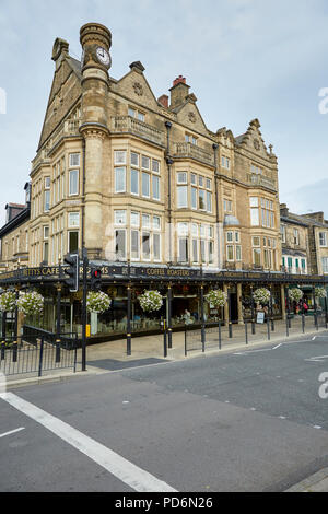 Außen an der berühmten Betty Cafe mit viktorianischen Gusseisen Vordach, über die Parliament Street, Harrogate, North Yorkshire Stockfoto