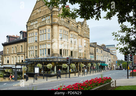 Außen an der berühmten Betty Cafe mit viktorianischen Gusseisen Vordach, über die Parliament Street, Harrogate, North Yorkshire Stockfoto