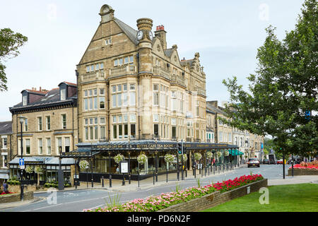 Außen an der berühmten Betty Cafe mit viktorianischen Gusseisen Vordach, über die Parliament Street, Harrogate, North Yorkshire Stockfoto