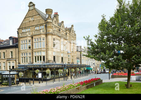 Außen an der berühmten Betty Cafe mit viktorianischen Gusseisen Vordach, über die Parliament Street, Harrogate, North Yorkshire Stockfoto