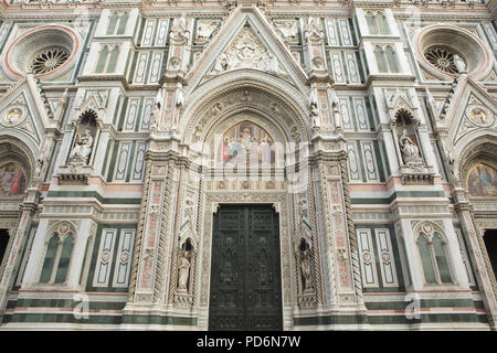 Hauptfassade der Kathedrale von Florenz (Duomo di Firenze) in Florenz, Toskana, Italien. Stockfoto