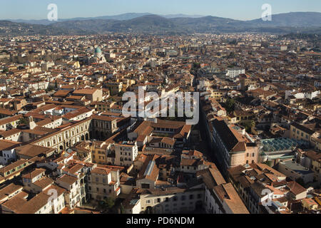 Große Synagoge von Florenz auch als Tempio Maggiore bekannt über die Dächer von Florenz downtown im Bild von der Kuppel der Kathedrale von Florenz (Duomo di Firenze) in Florenz, Toskana, Italien steigt. Stockfoto