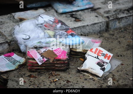 November 2, 2011 - Paris, Frankreich: der französische satirische Wochenzeitung Charlie Hebdo nach einer Nacht im Benzin Bombenanschlag. Das Papier wurde im Anschluss an die Veröffentlichung einer Karikatur des Propheten Mohammed auf der vorderen Abdeckung für ein spezielles Problem gezielt mit dem Titel "hariah Hebdo. Les locaux de Charlie Hebdo Après qu'une Attaque au Cocktail molotov eine detruit declenche un Incendie et les locaux Boulevard Davout de l'Hebdomadaire de L'URC satirique. Cette attaque fait Suite a l'Annonce par Charlie Hebdo de la sortie d'un Numero spezielle 'Charia Hebdo avec des Karikaturen du prophete Mahomet. *** Frankreich AUS/KEIN VERKAUF AN Stockfoto