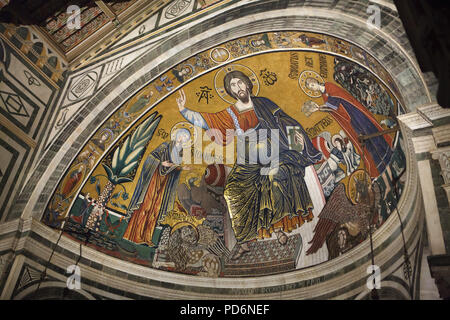 Jesus Christus mit der Jungfrau Maria und der Heiligen Minias in der Romanischen Mosaik in der Apsis der Basilika di San Miniato al Monte (Basilika des Heiligen Minias auf dem Berg) an der Cimitero delle Porte Sante in Florenz, Toskana, Italien dargestellt. Stockfoto