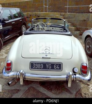 Mercedes 190 SL Roadster 2 Türen Classic Car bis zum Fischerdorf Mousehole, Cornwall, England, Großbritannien geparkt Stockfoto