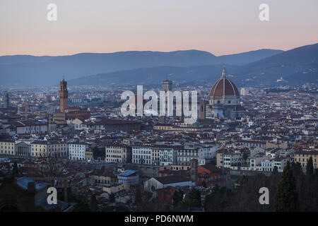 Die Kathedrale von Florenz (Duomo di Firenze) und des Giotto Campanile (Campanile di Giotto) über die Dächer von Florenz downtown dargestellt bei Sonnenuntergang von der Piazzale Michelangelo in Florenz, Toskana, Italien. Der Turm des Palazzo Vecchio und die Kuppel der Cappella dei Principi (Kapelle des Fürsten) der Medici Kapelle sind in der Panoramablick in der linken gesehen, während der Turm des Bargello Museum im Vordergrund vor der Kathedrale von Florenz zu sehen ist. Stockfoto