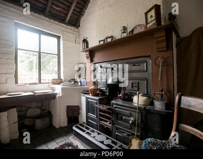 Atmosphärische Innenraum geschossen von der Küche in einem Haus aus um 1915, auf dem Gelände des Black Country Living Museum, Dudley entfernt. Stockfoto