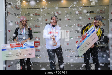 Meall eine Bhuiridh, Glencoe, Schottland, 22. Juli 2018. Katy Quark sprays Champagner auf den Elite Frauen Podium an der HSBC UK National Downhill Championsh Stockfoto