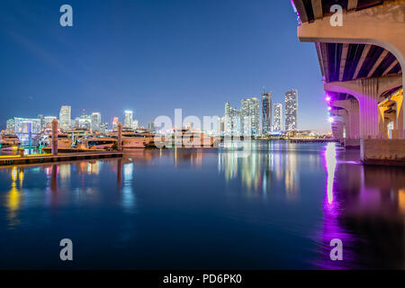Unter dem MacArthur Causeway Stockfoto