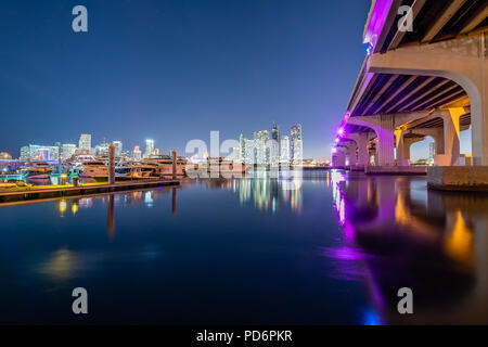 Unter dem MacArthur Causeway Stockfoto