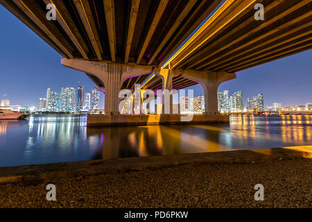 Unter dem MacArthur Causeway Stockfoto