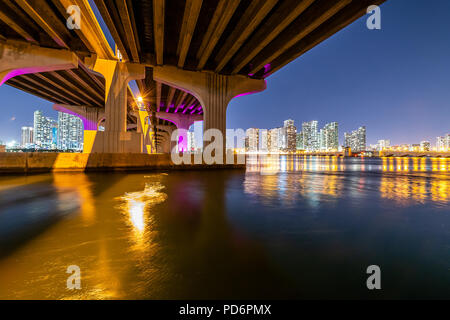 Unter dem MacArthur Causeway Stockfoto