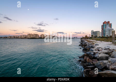 South Pointe Park Strand bei Sonnenaufgang Stockfoto