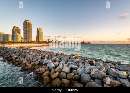 South Pointe Park Strand bei Sonnenaufgang Stockfoto