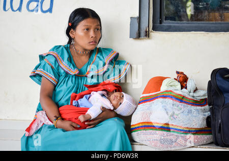 Eine ngobe Frau das Tragen der Trachten und seine Kinder. Stockfoto