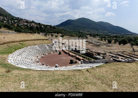 Blick auf das antike Theater mit Der cavea ist in den Hang und stammt aus der Zeit um das 3. Jahrhundert v. Chr. geschnitzt. Antiken Messene. Peloponnes. Gr Stockfoto