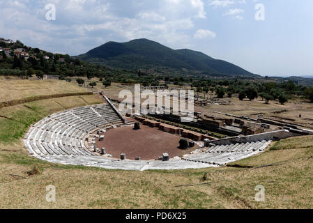 Blick auf das antike Theater mit Der cavea ist in den Hang und stammt aus der Zeit um das 3. Jahrhundert v. Chr. geschnitzt. Antiken Messene. Peloponnes. Gr Stockfoto