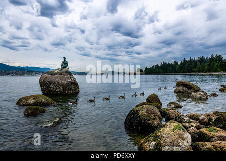 Mädchen in einen Taucheranzug Statue im Stanley Park Stockfoto