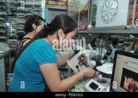 Eine Brillen Spezialist aus dem National Eye Hospital prüft die Qualität der neue Gläser für Studenten in Kon Tum. (6945733810). Stockfoto