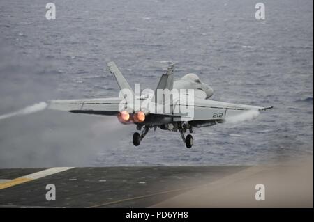 Eine F A-18E Super Hornet startet. (8696717914). Stockfoto