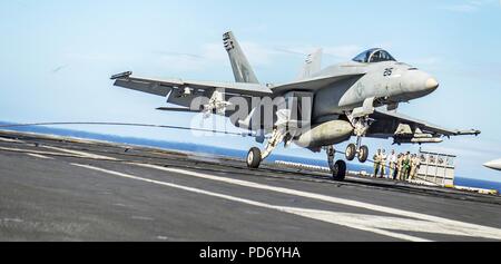 Eine F A-18E Super Hornet macht eine verhaftet Landung auf dem Flugdeck. (27379683008). Stockfoto