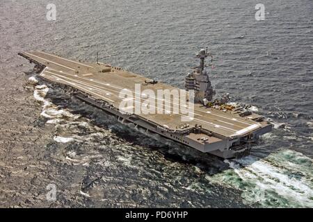 Eine F A-18F Super Hornet Ansätze USS Gerald R. Ford. (36162972802). Stockfoto