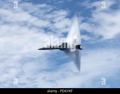 Eine F-A-18E Super Hornet durchbricht die Schallmauer (36716942985). Stockfoto