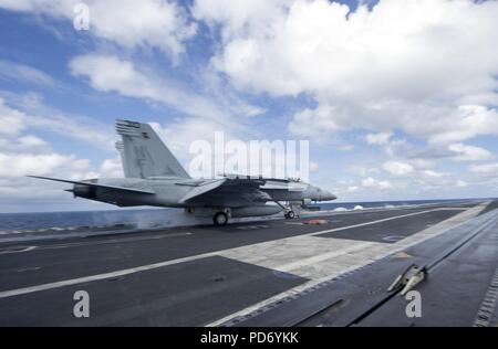 Eine FA-18E Super Hornet startet von der Flight Deck der Flugzeugträger USS George Washington (CVN 73) (10058745316). Stockfoto