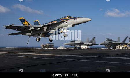 Eine F-A-18E Super Hornet macht eine verhaftet Landung auf dem Flugdeck der USS Carl Vinson (32216465022). Stockfoto