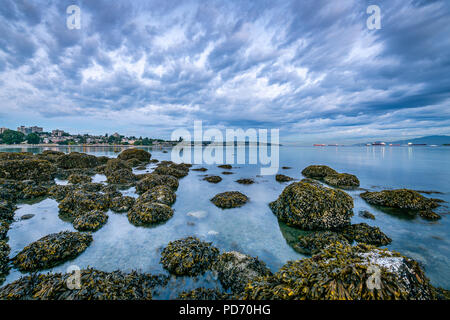 Sonnenaufgang vom Ufer des Kitsilano Beach Park Stockfoto