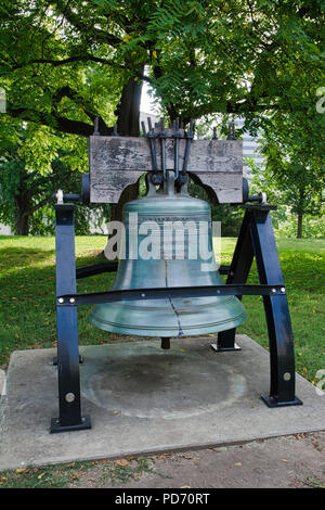 Eine Replik der Liberty Bell auf dem Gelände der Tennessee State Capitol, Nashville, Tennessee, USA Stockfoto