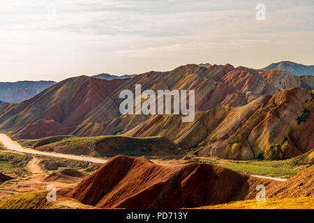 Schichten von farbigen Felsen an der Zhangye Danxia Relief Stockfoto